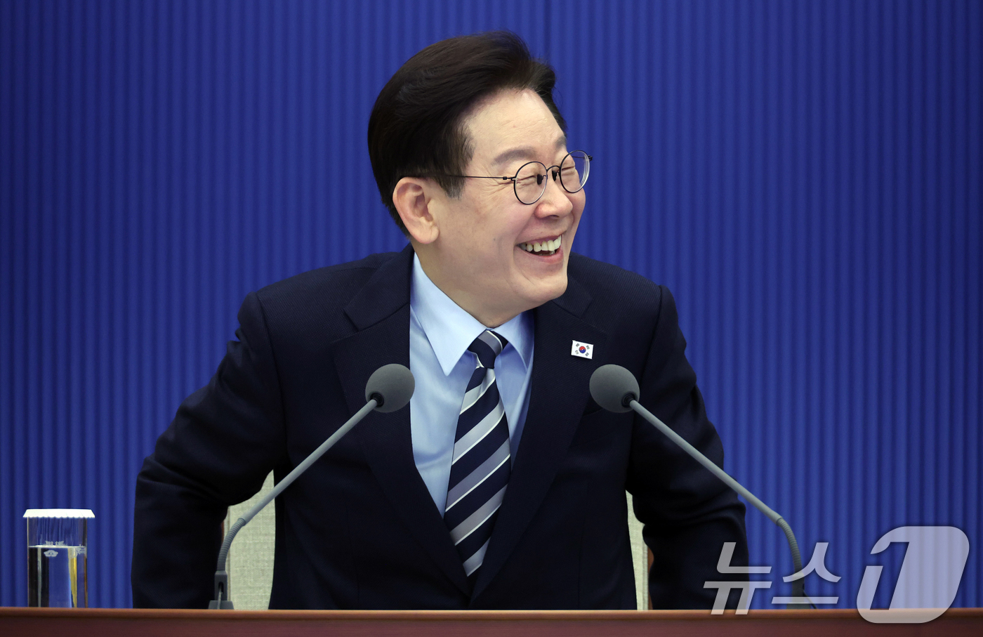 (서울=뉴스1) 허경 기자 = 이재명 대통령이 12일 청와대 여민관에서 열린 수석보좌관회의에서 미소 짓고 있다. (청와대통신사진기자단) 2026.3.12/뉴스1