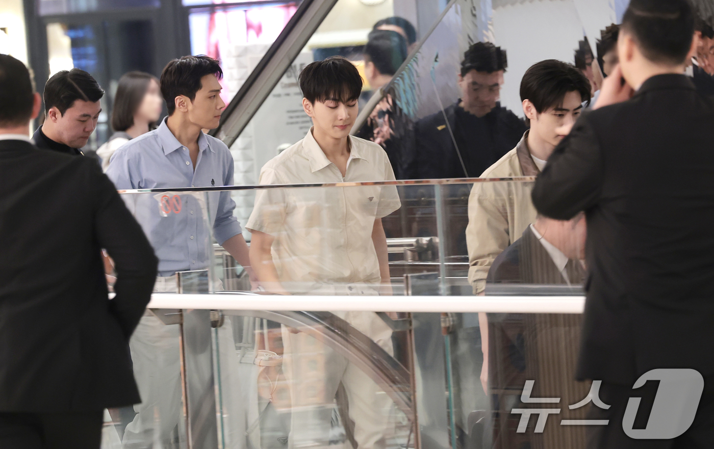 (서울=뉴스1) 권현진 기자 = 엔하이픈 정원, 성훈, 제이가 12일 서울 송파구 롯데백화점 잠실점 에비뉴엘에서 열린 ‘프라다 화이트 썬(Prada White Sun)’ 오픈 행사 …