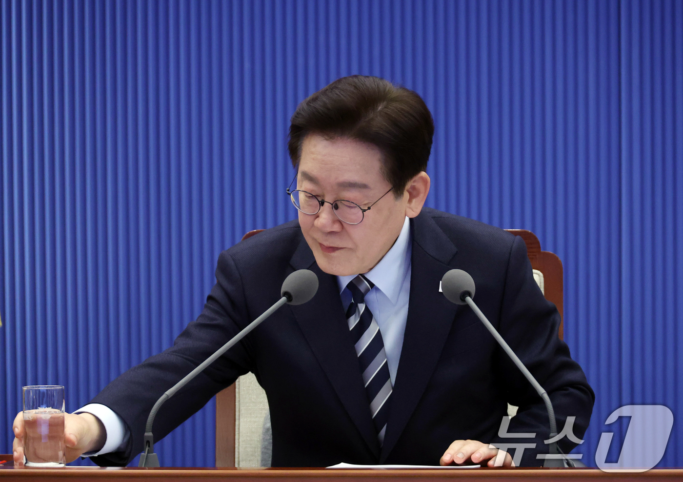 (서울=뉴스1) 허경 기자 = 이재명 대통령이 12일 청와대 여민관에서 열린 수석보좌관회의에서 물컵을 잡고 있다. (청와대통신사진기자단) 2026.3.12/뉴스1