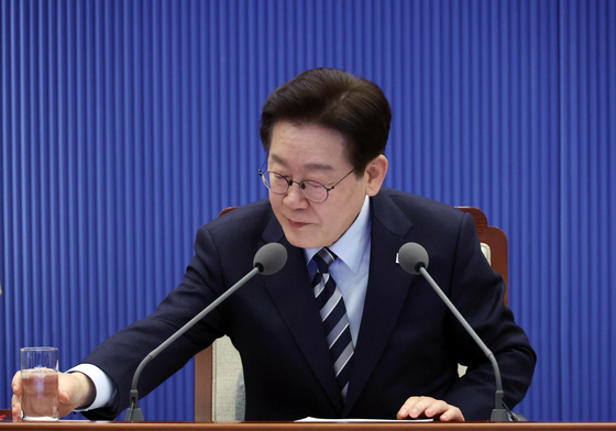 물컵 잡는 이재명 대통령