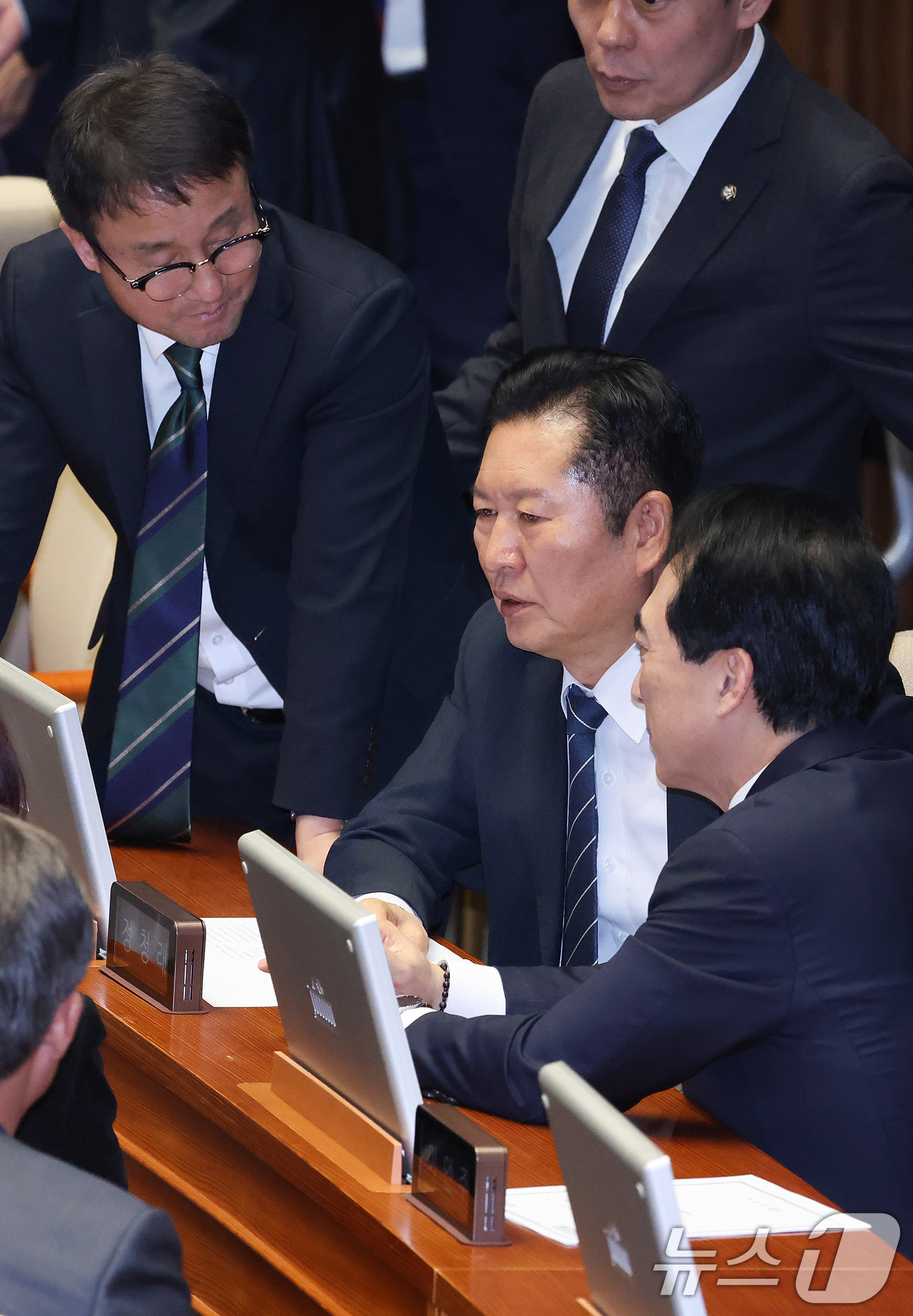 (서울=뉴스1) 신웅수 기자 = 정청래 더불어민주당 대표와 한병도 원내대표가 12일 서울 여의도 국회에서 열린 제433회국회(임시회) 제1차 본회의에서 의원들과 대화하고 있다. 2 …