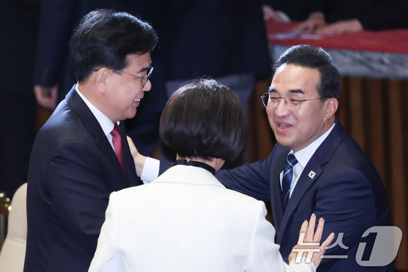 (서울=뉴스1) 신웅수 기자 = 송언석 국민의힘 원내대표와 박홍근 기획예산처 장관 후보자가 12일 서울 여의도 국회에서 열린 제433회국회(임시회) 제1차 본회의에서 인사하고 있다 …