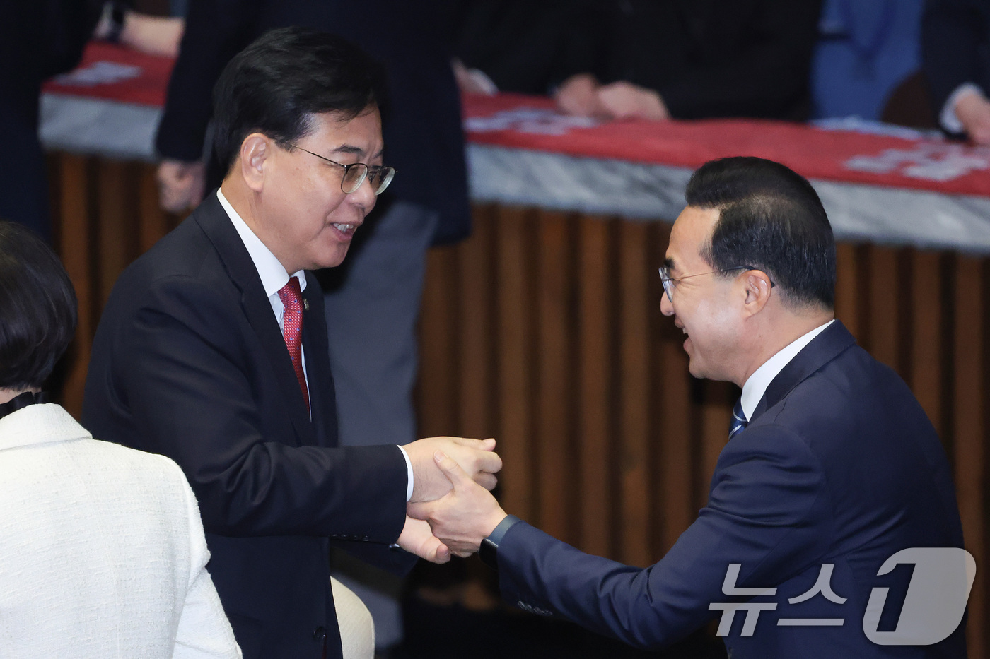 (서울=뉴스1) 신웅수 기자 = 송언석 국민의힘 원내대표와 박홍근 기획예산처 장관 후보자가 12일 서울 여의도 국회에서 열린 제433회국회(임시회) 제1차 본회의에서 인사하고 있다 …