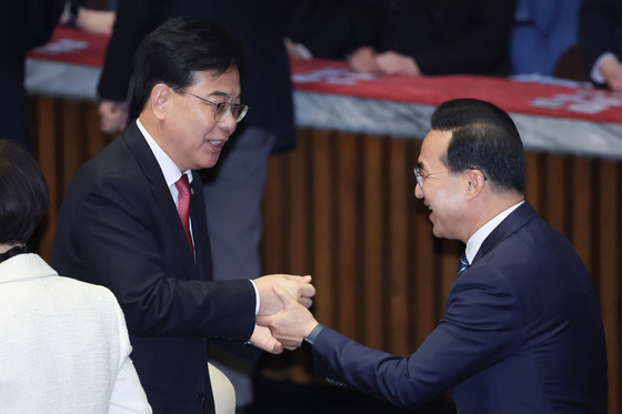 인사하는 송언석·박홍근