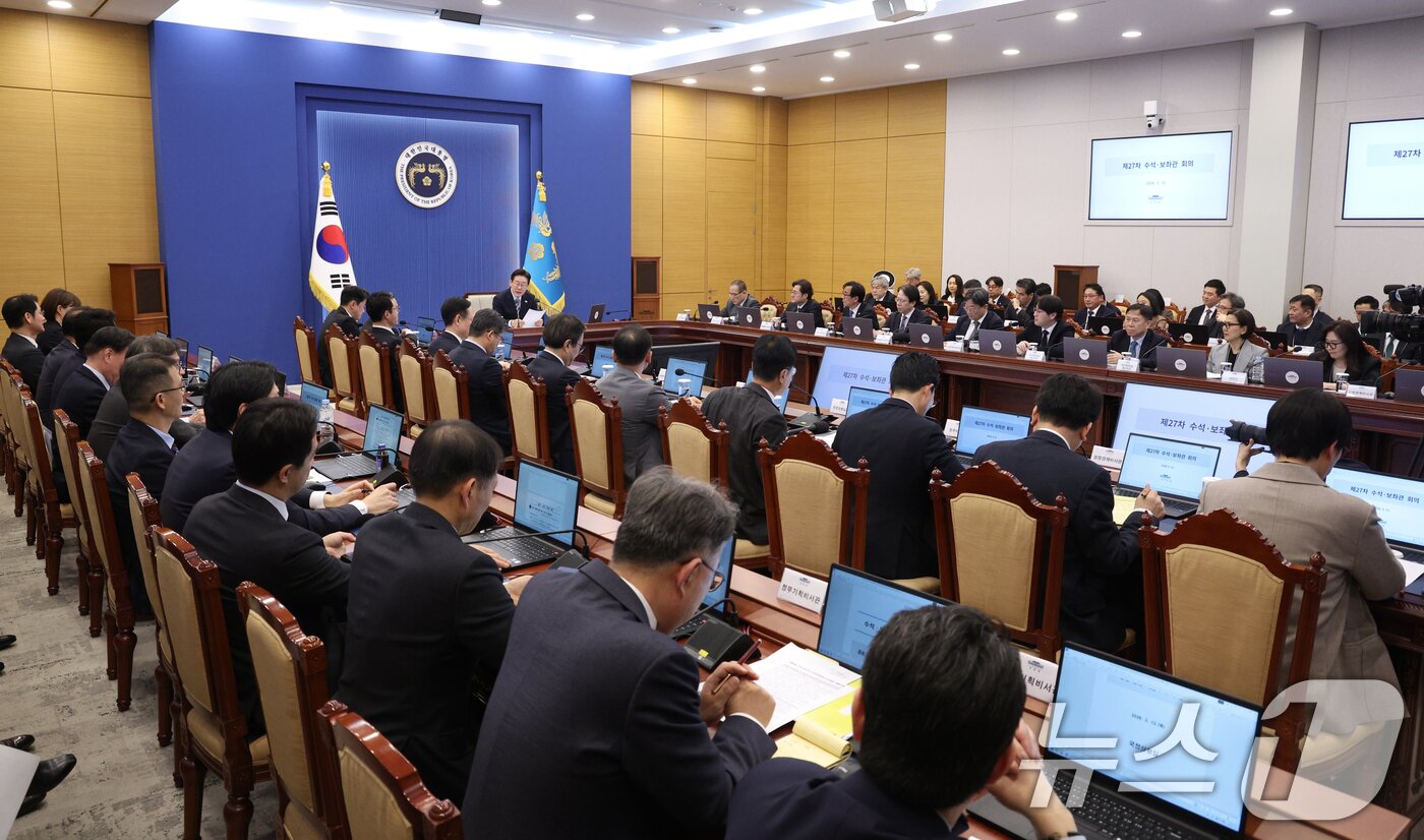 본문 이미지 - 이재명 대통령이 12일 청와대 여민관에서 열린 수석보좌관회의에서 발언하고 있다. (청와대통신사진기자단) 2026.3.12 ⓒ 뉴스1 허경 기자