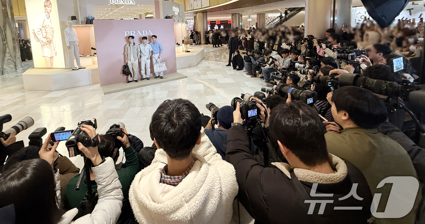 (서울=뉴스1) 권현진 기자 = 엔하이픈 성훈(왼쪽부터)과 정원, 제이가 12일 서울 송파구 롯데백화점 잠실점 에비뉴엘에서 열린 ‘프라다 화이트 썬(Prada White Sun)’ …
