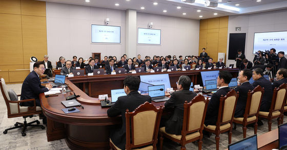 수석보좌관회의 주재하는 이재명 대통령