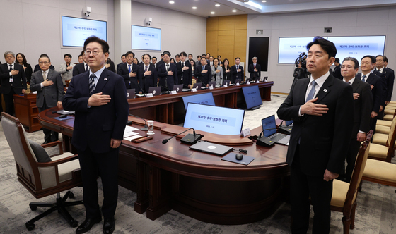 이재명 대통령, 수석보좌관회의 국민의례