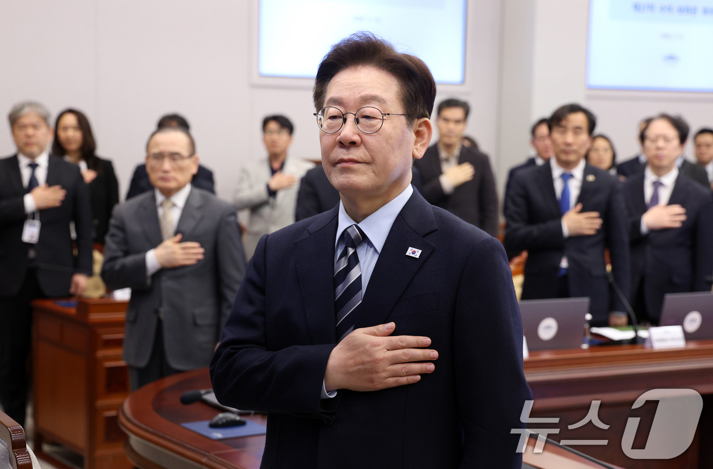 (서울=뉴스1) 허경 기자 = 이재명 대통령이 12일 청와대 여민관에서 열린 수석보좌관회의에서 국민의례를 하고 있다. (청와대통신사진기자단) 2026.3.12/뉴스1