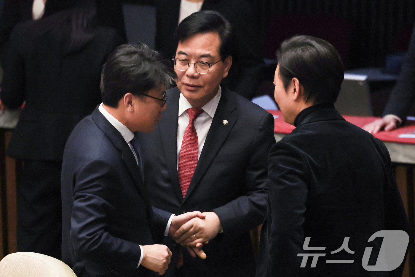 (서울=뉴스1) 신웅수 기자 = 송언석 국민의힘 원내대표와 예산결특별위원장으로 추천된 진성준 더불어민주당 의원이 12일 서울 여의도 국회에서 열린 제433회국회(임시회) 제1차 본 …