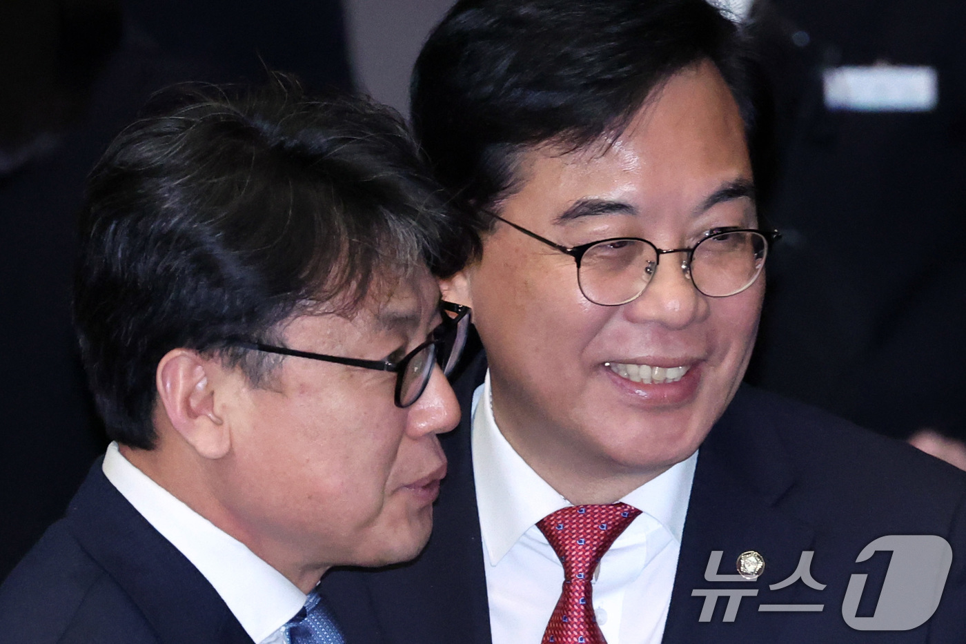 (서울=뉴스1) 신웅수 기자 = 송언석 국민의힘 원내대표와 예산결특별위원장으로 추천된 진성준 더불어민주당 의원이 12일 서울 여의도 국회에서 열린 제433회국회(임시회) 제1차 본 …