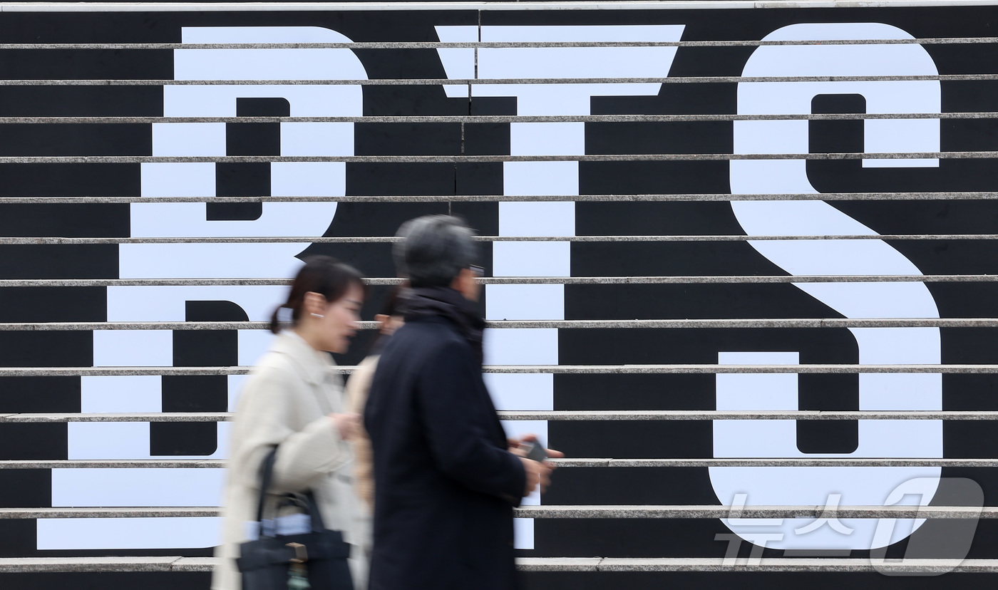 (서울=뉴스1) 김성진 기자 = 방탄소년단(BTS)의 컴백 라이브 공연을 아흐레 앞둔 12일 서울 종로구 세종문화회관 계단에 방탄소년단 공연 홍보물이 마련돼 있다.약 3년 9개월 …