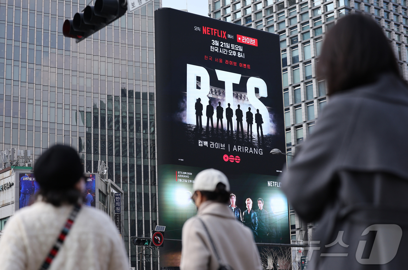 (서울=뉴스1) 김성진 기자 = 방탄소년단(BTS)의 컴백 라이브 공연을 아흐레 앞둔 12일 서울 종로구 광화문광장 인근 전광판에 BTS 컴백 공연 광고가 나오고 있다.약 3년 9 …