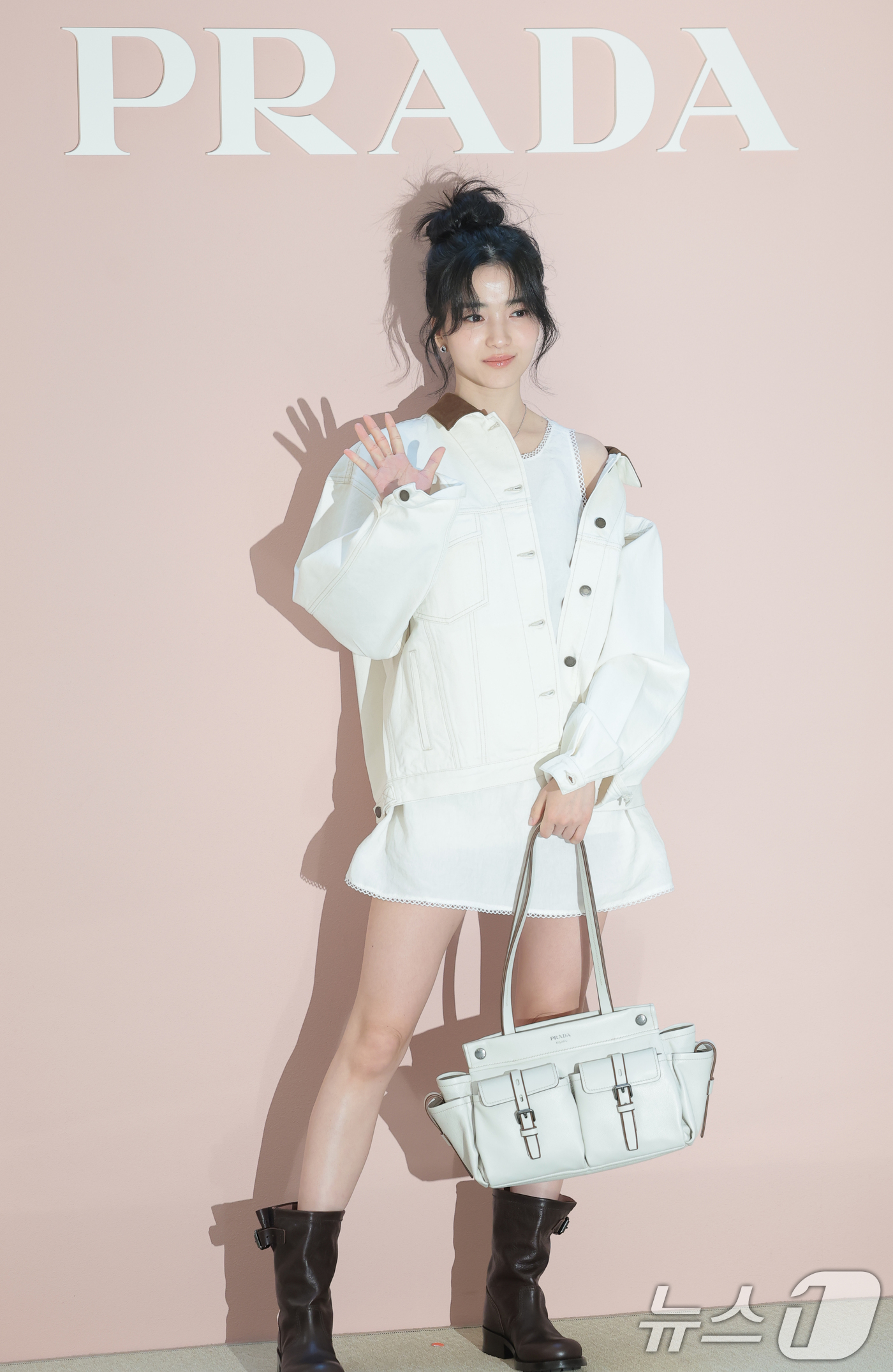 (서울=뉴스1) 권현진 기자 = 배우 김태리가 12일 서울 송파구 롯데백화점 잠실점 에비뉴엘에서 열린 ‘프라다 화이트 썬(Prada White Sun)’ 오픈 행사에 참석해 포즈를 …