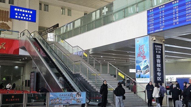 6년만에 열린 압록강철교…"오늘 오전 평양행 열차 단둥 떠나"