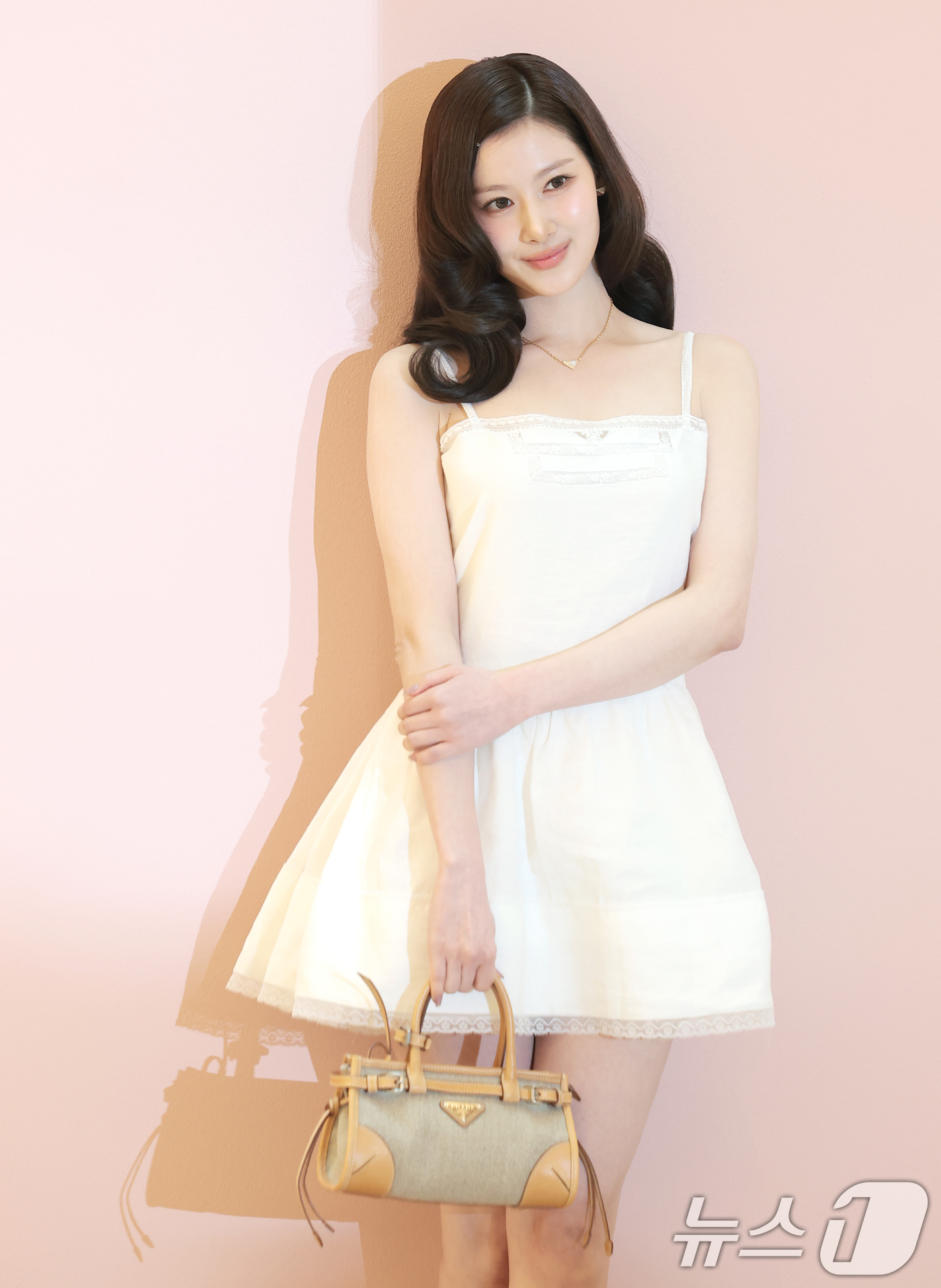 (서울=뉴스1) 권현진 기자 = 트와이스 사나가 12일 서울 송파구 롯데백화점 잠실점 에비뉴엘에서 열린 ‘프라다 화이트 썬(Prada White Sun)‘ 오픈 행사에 참석해 포즈 …