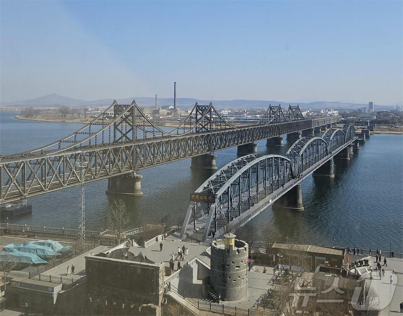 본문 이미지 - 중국 단둥과 북한 평양을 연결하는 국제 여객열차가 6년만에 운행 재개한 12일 오후 단둥에서 바라본 압록강철교(중조우의교) 모습. ⓒ 뉴스1 정은지 특파원