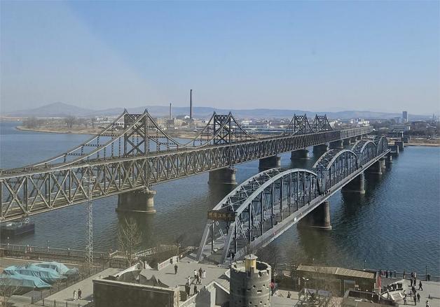 [속보]평양발 여객열차 6년만에 압록강철교 넘어 중국 도착