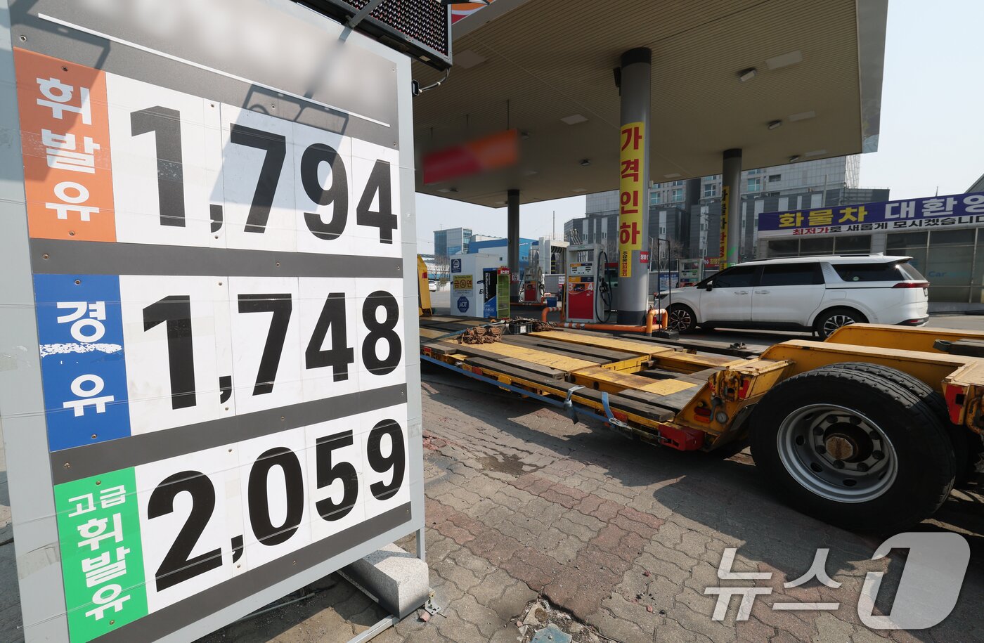 본문 이미지 - 미국과 이란 전쟁 여파로 유가가 급등하자 정부가 고유가로 인한 물류 업계의 유류비 부담을 줄이기 위해 2월 만료된 경유 유가연동보조금 지급 기간을 4월까지 연장한다. 사진은 12일 경기 평택시 포승읍 평택항 인근 주유소에서 화물차가 주유를 하고 있다. 2026.3.12 ⓒ 뉴스1 김영운 기자