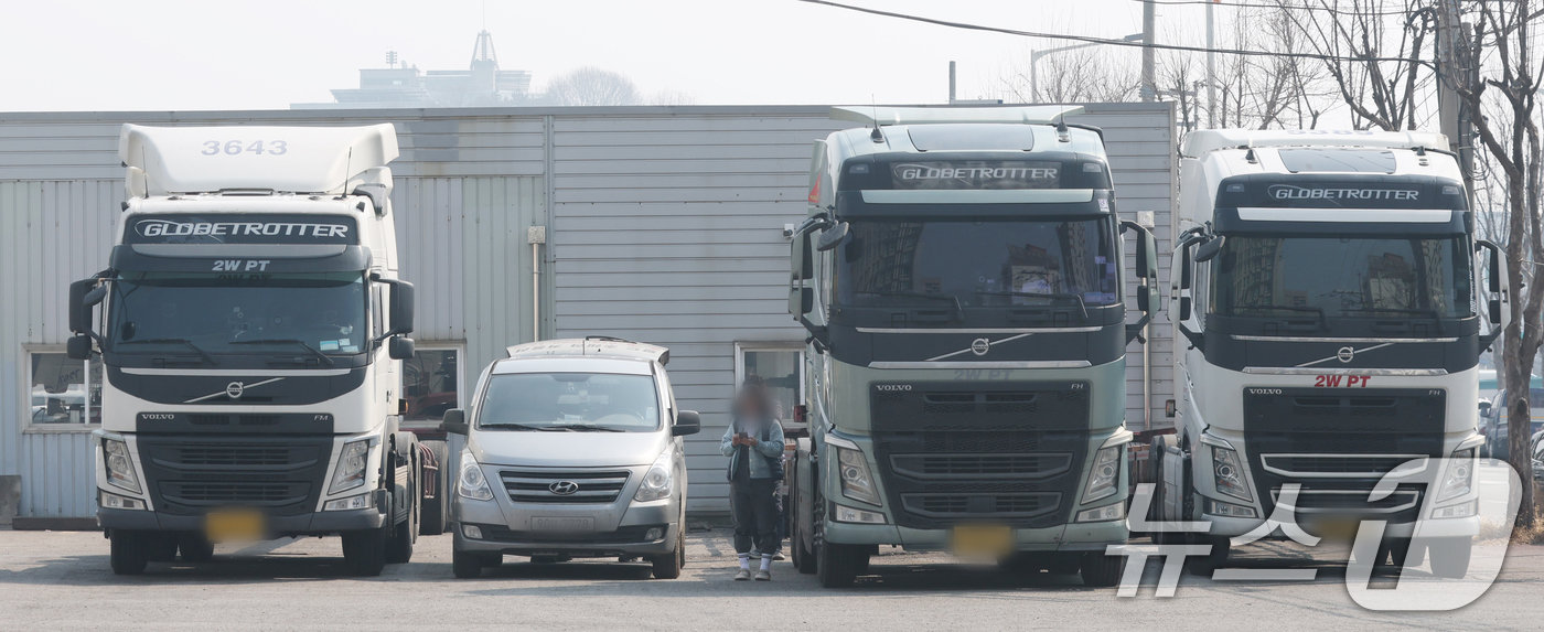 (평택=뉴스1) 김영운 기자 = 미국과 이란 전쟁 여파로 유가가 급등하자 정부가 고유가로 인한 물류 업계의 유류비 부담을 줄이기 위해 2월 만료된 경유 유가연동보조금 지급 기간을 …