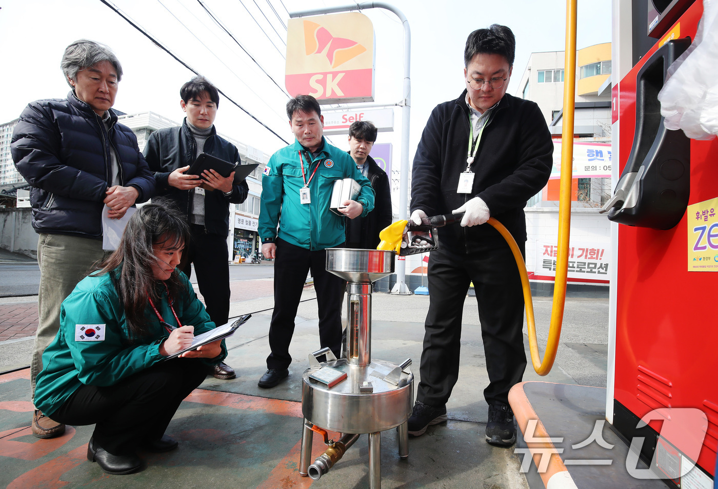 (대구=뉴스1) 공정식 기자 = 12일 오후 대구의 한 주유소에서 대구시, 남구청, 한국석유관리원, 한국주유소협회대구시회 관계자들로 구성된 합동점검반이 휘발유 정량 검사를 하고 있 …