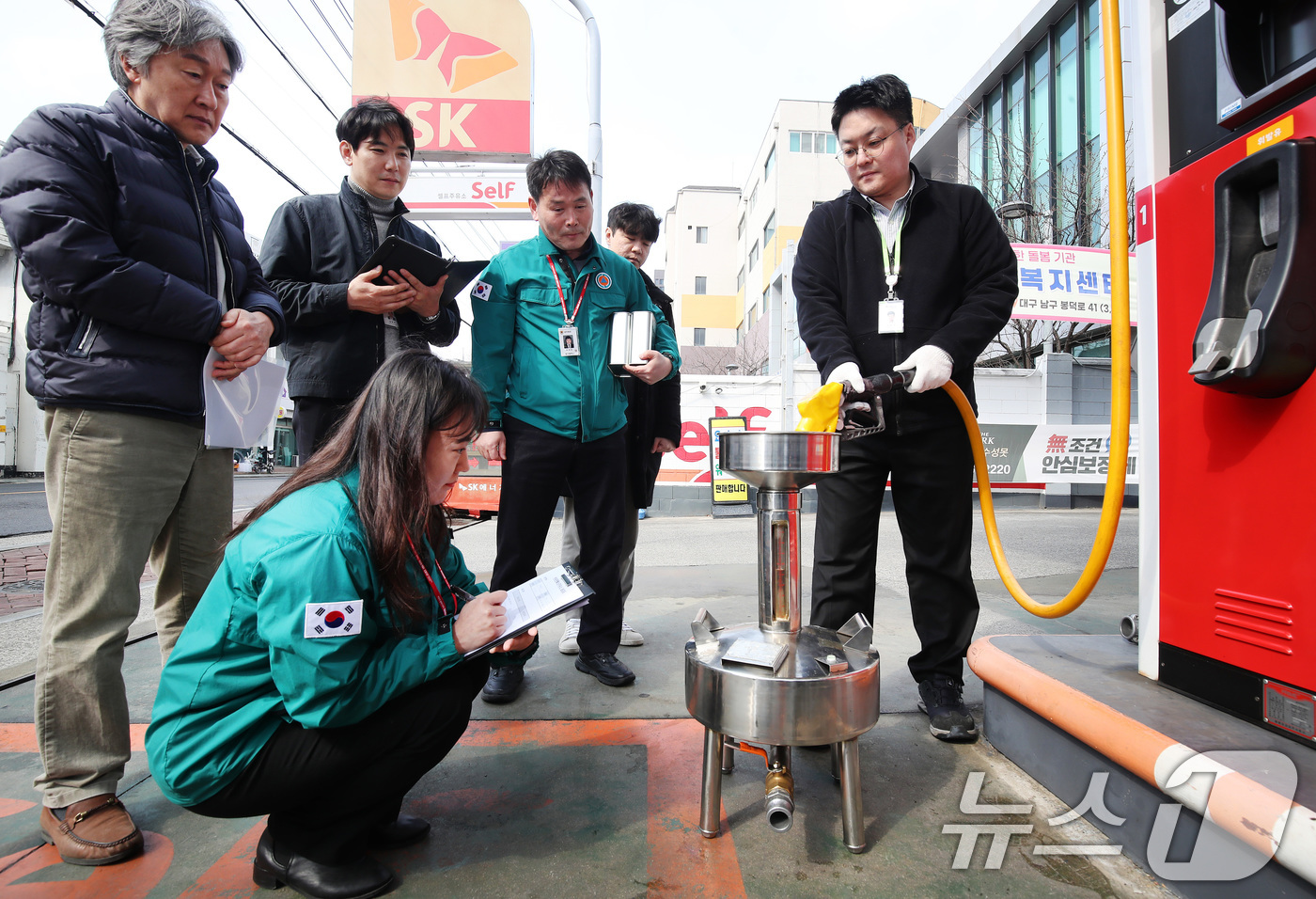 (대구=뉴스1) 공정식 기자 = 12일 오후 대구의 한 주유소에서 대구시, 남구청, 한국석유관리원, 한국주유소협회대구시회 관계자들로 구성된 합동점검반이 휘발유 정량 검사를 하고 있 …
