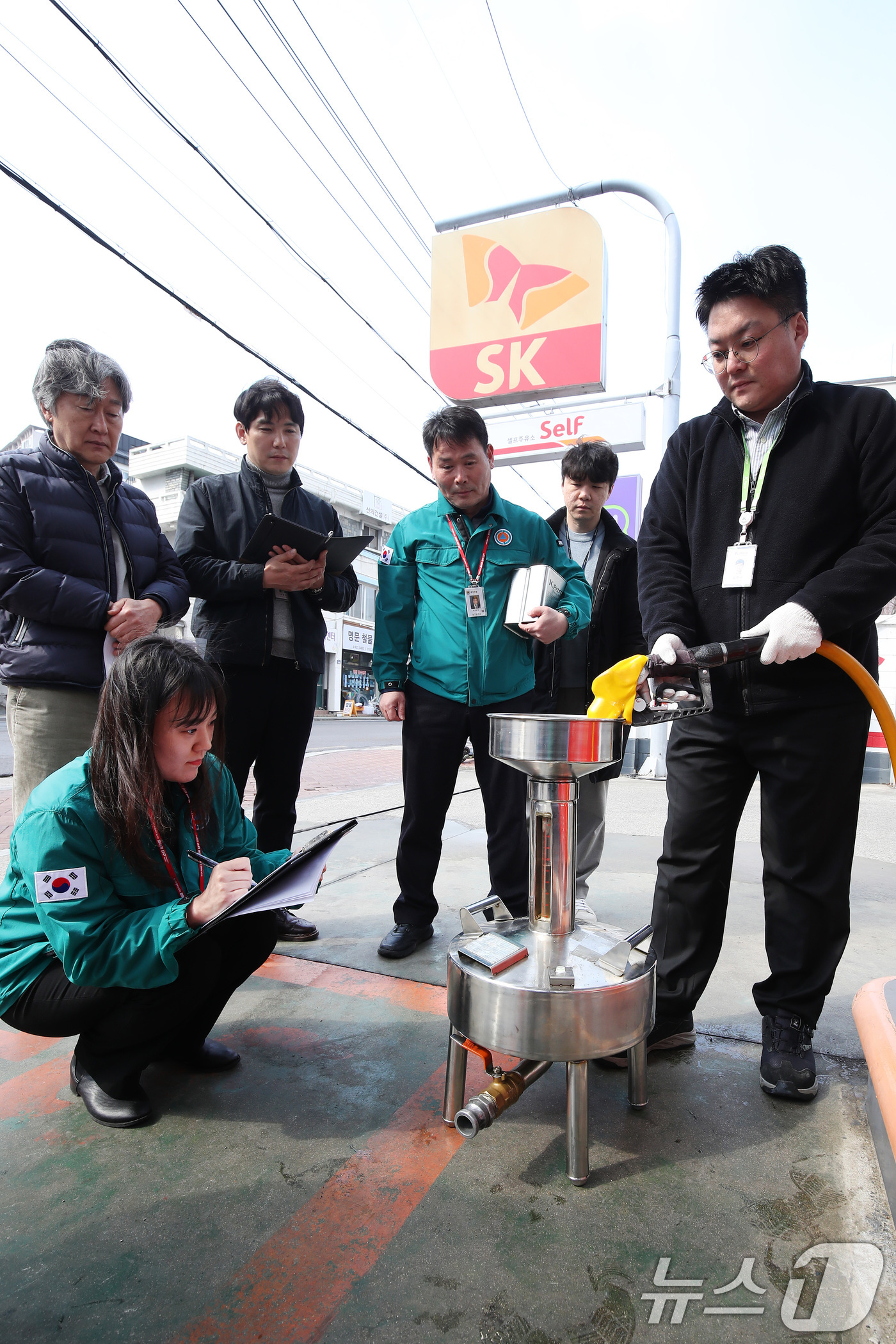 (대구=뉴스1) 공정식 기자 = 12일 오후 대구의 한 주유소에서 대구시, 남구청, 한국석유관리원, 한국주유소협회대구시회 관계자들로 구성된 합동점검반이 휘발유 정량 검사를 하고 있 …