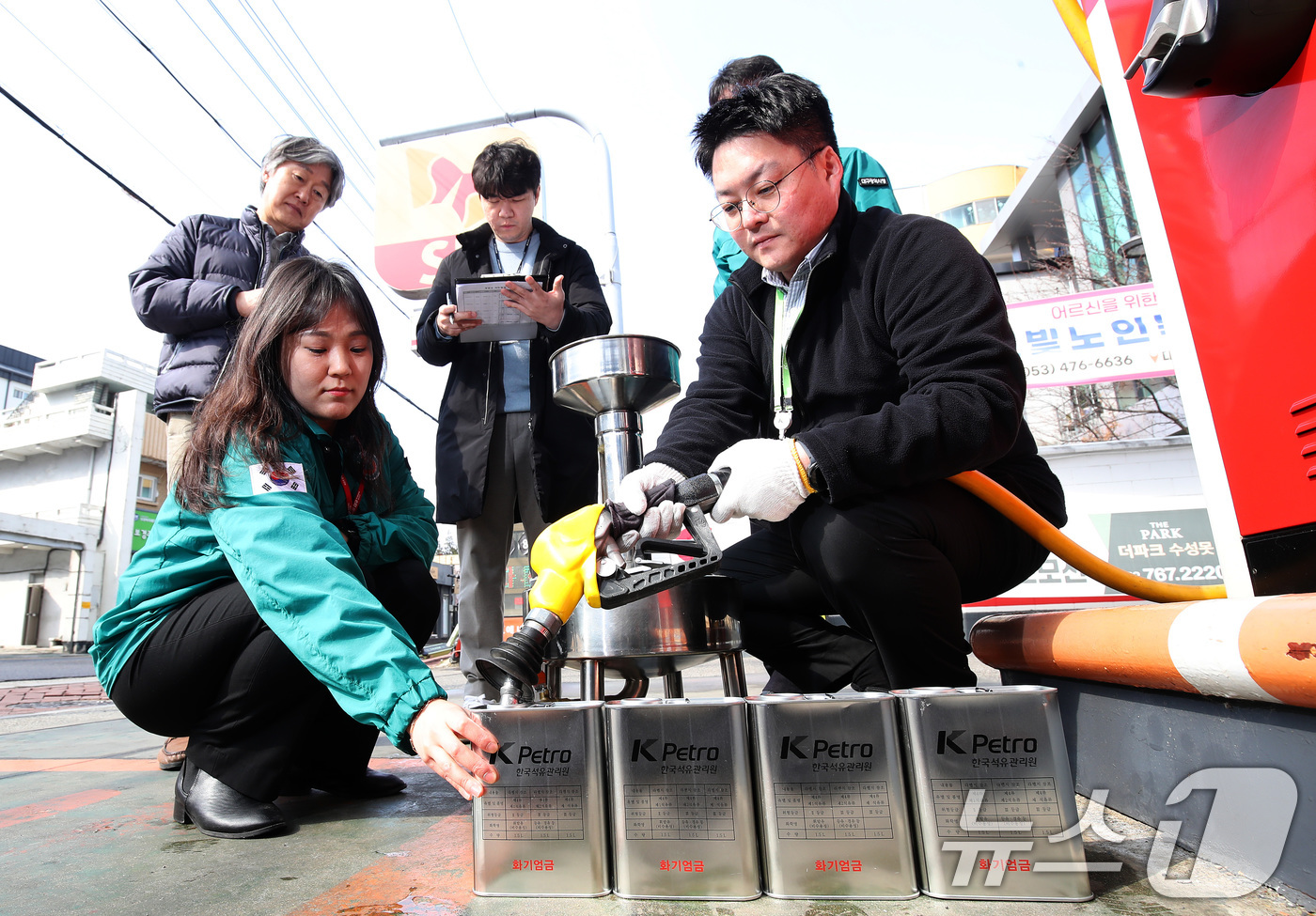 (대구=뉴스1) 공정식 기자 = 12일 오후 대구의 한 주유소에서 대구시, 남구청, 한국석유관리원, 한국주유소협회대구시회 관계자들로 구성된 합동점검반이 휘발유 성분 검사를 위해 시 …