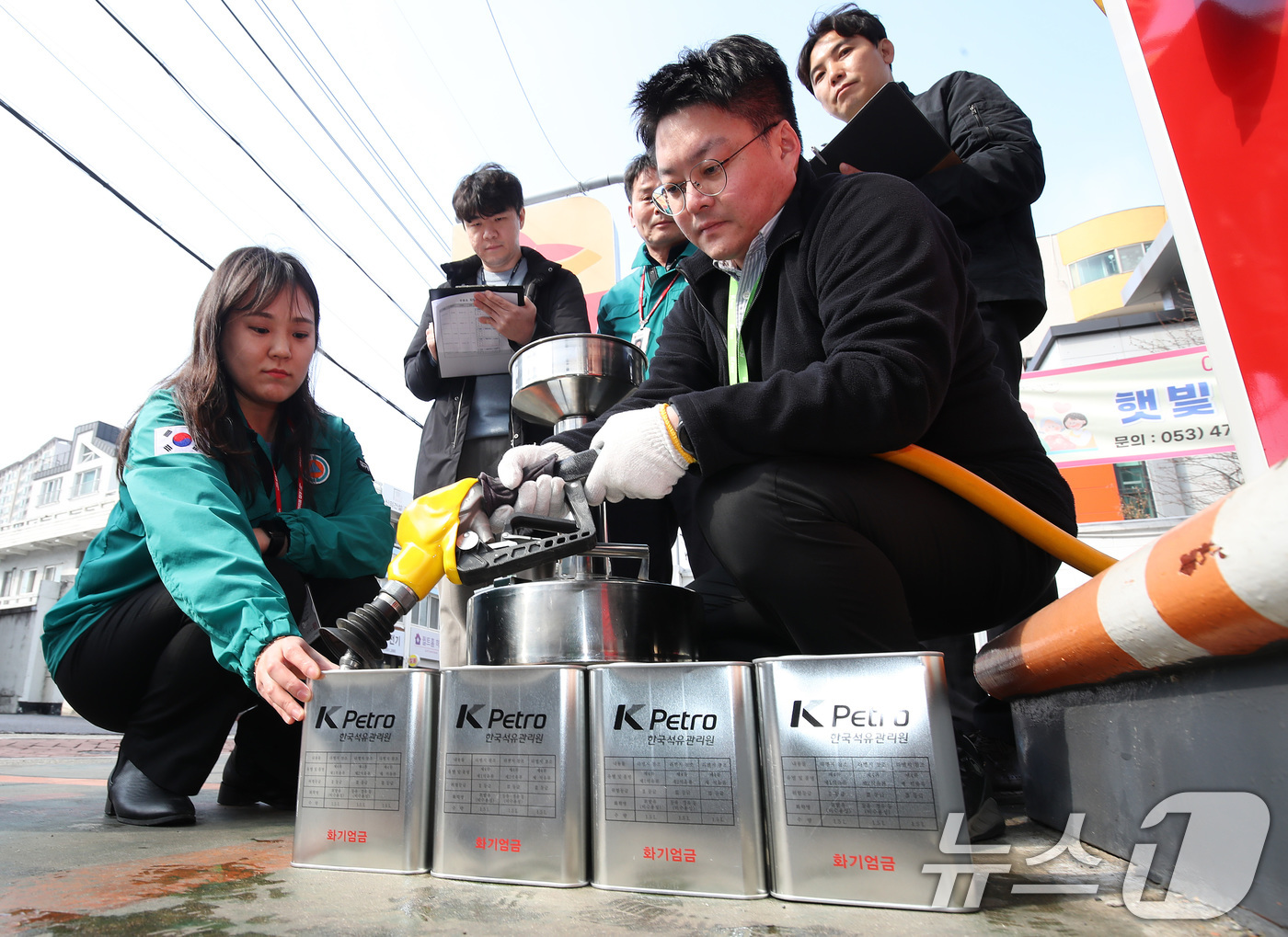 (대구=뉴스1) 공정식 기자 = 12일 오후 대구의 한 주유소에서 대구시, 남구청, 한국석유관리원, 한국주유소협회대구시회 관계자들로 구성된 합동점검반이 휘발유 성분 검사를 위해 시 …