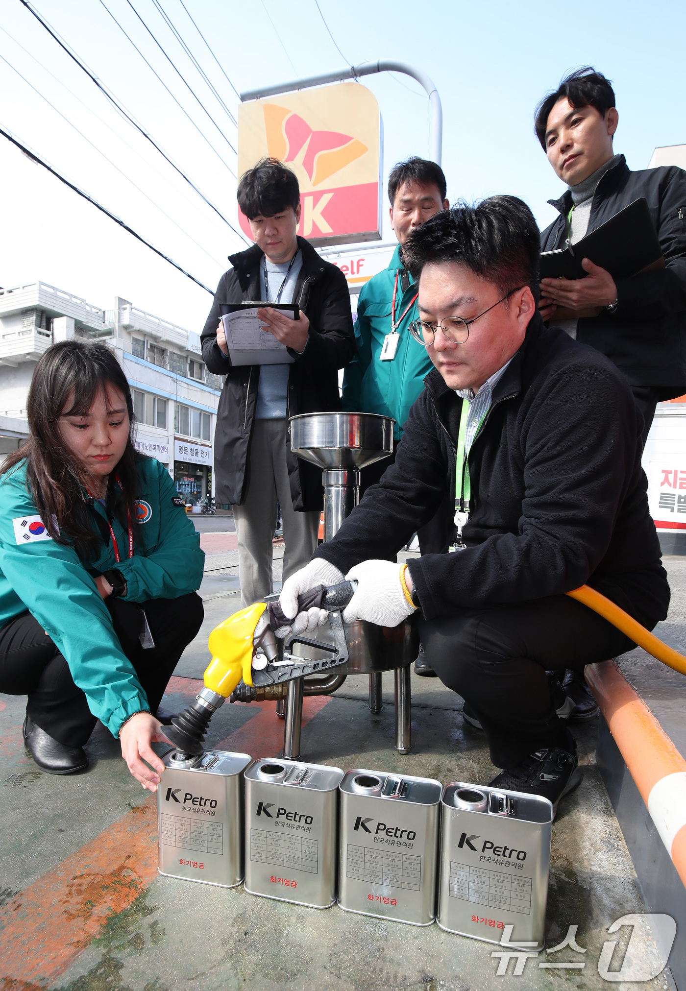 (대구=뉴스1) 공정식 기자 = 12일 오후 대구의 한 주유소에서 대구시, 남구청, 한국석유관리원, 한국주유소협회대구시회 관계자들로 구성된 합동점검반이 휘발유 성분 검사를 위해 시 …