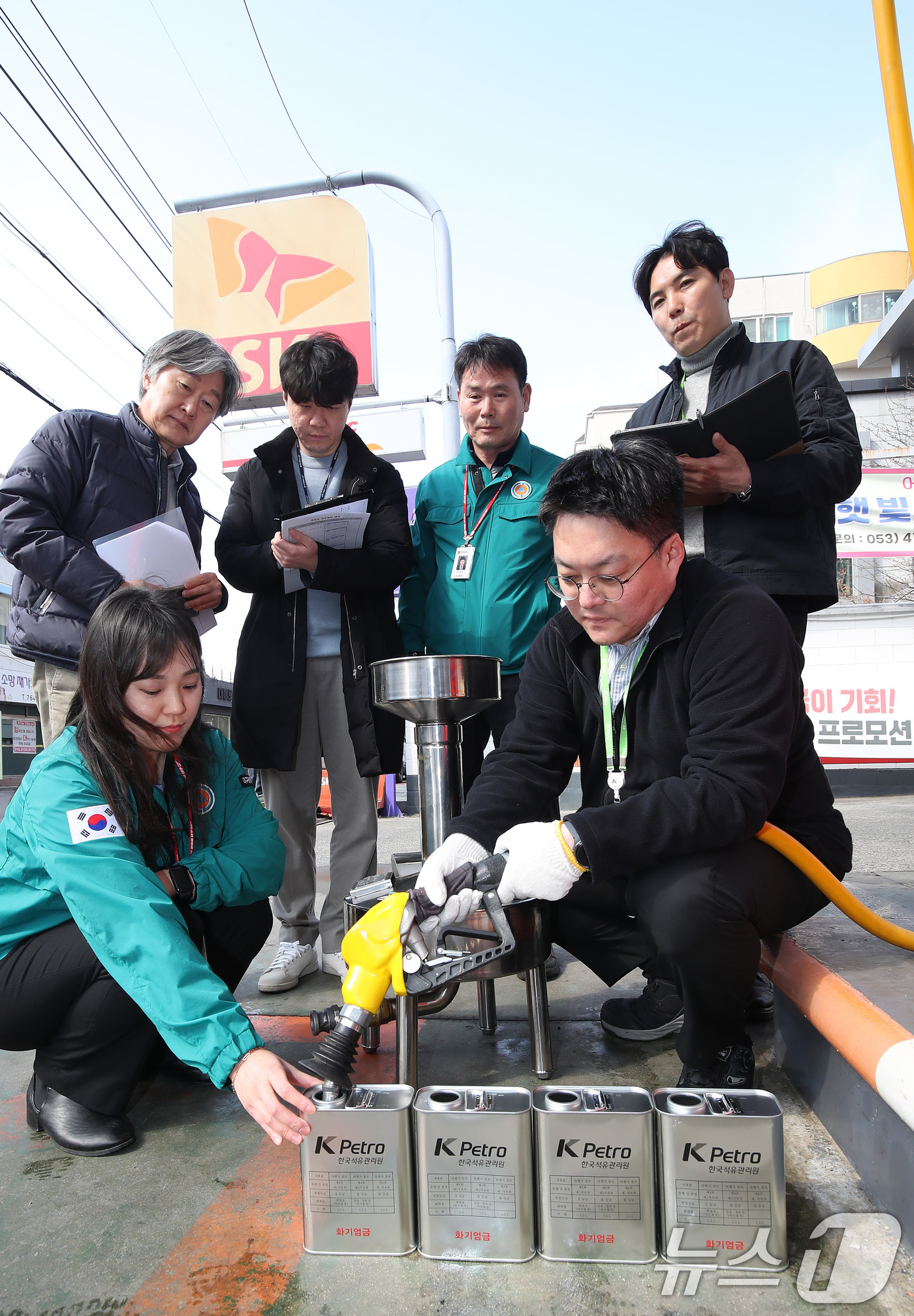 (대구=뉴스1) 공정식 기자 = 12일 오후 대구의 한 주유소에서 대구시, 남구청, 한국석유관리원, 한국주유소협회대구시회 관계자들로 구성된 합동점검반이 휘발유 성분 검사를 위해 시 …