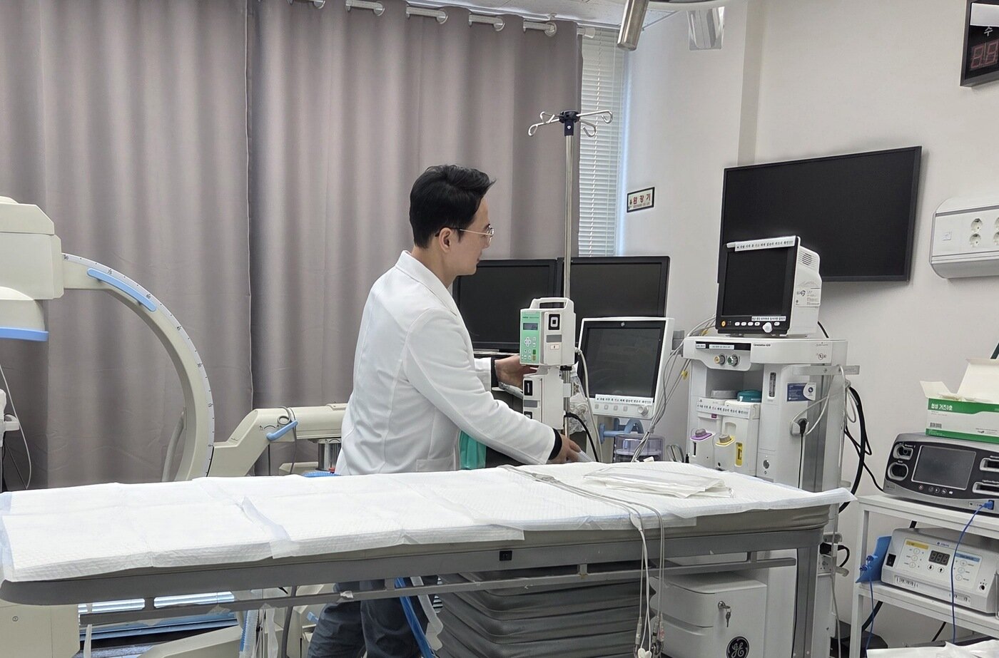 본문 이미지 - 유제혁 원장이 수술실에서 AI 기반 마취 모니터링 시스템에 대해 설명하고 있다. ⓒ 뉴스1