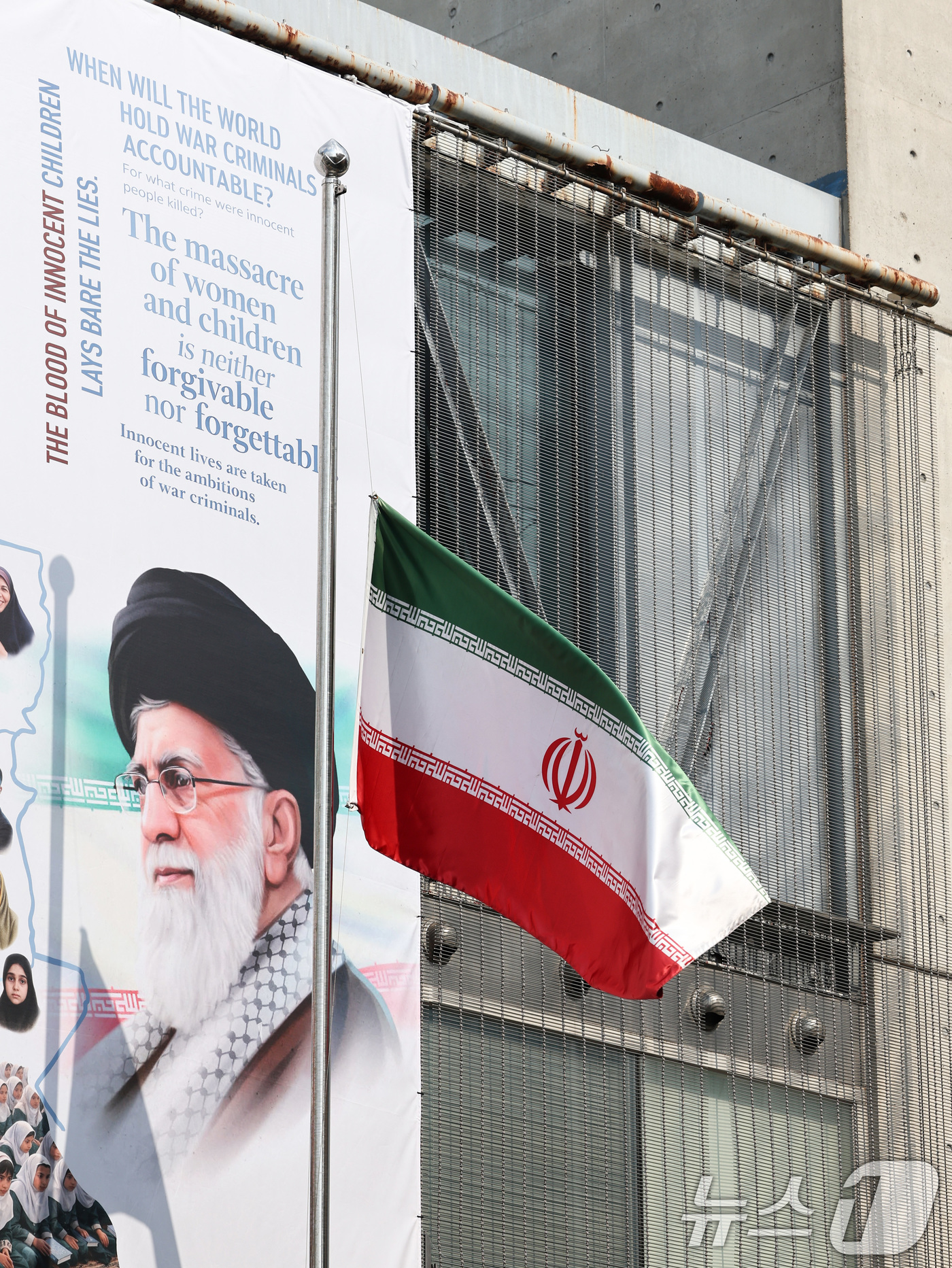 (서울=뉴스1) 최지환 기자 = 12일 서울 용산구 주한 이란대사관 외벽에 미국과 이스라엘을 비판하는 내용의 대형 현수막과 조기가 걸려 있다.현수막에는 미국이스라엘 공습으로 사망한 …