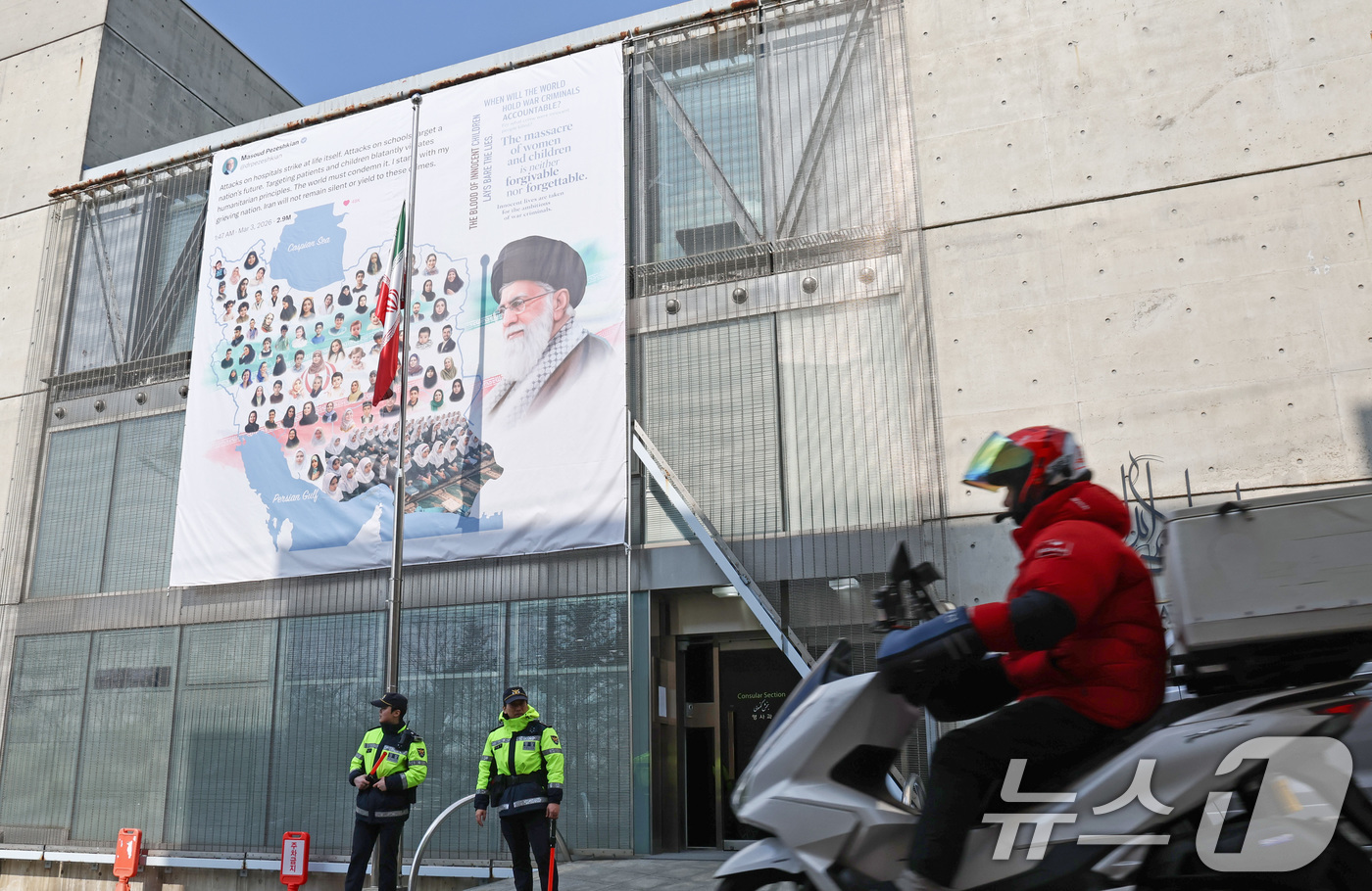 (서울=뉴스1) 최지환 기자 = 12일 서울 용산구 주한 이란대사관 외벽에 미국과 이스라엘을 비판하는 내용의 대형 현수막이 걸려 있다.현수막에는 미국이스라엘 공습으로 사망한 알리 …