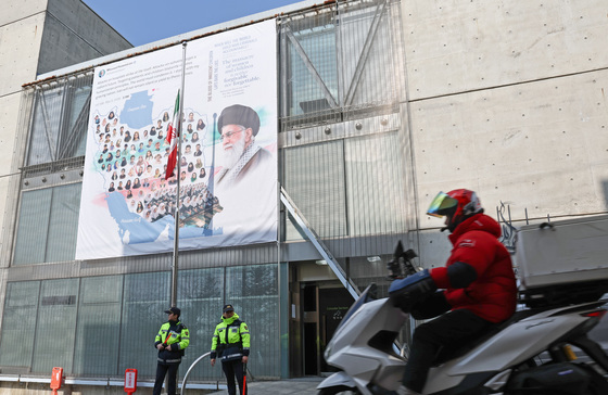 주한이란대사관에 걸린 '하메네이 얼굴' 현수막