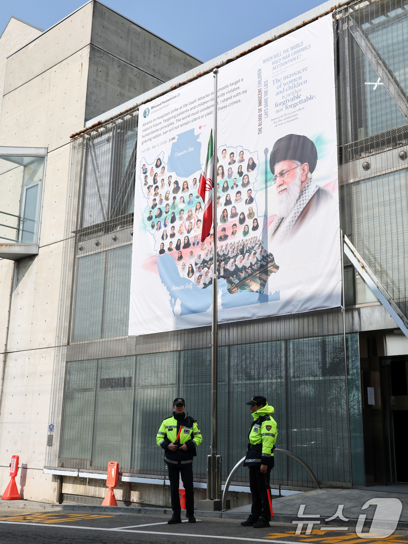 (서울=뉴스1) 최지환 기자 = 12일 서울 용산구 주한 이란대사관 외벽에 미국과 이스라엘을 비판하는 내용의 대형 현수막이 걸려 있다.현수막에는 미국이스라엘 공습으로 사망한 알리 …