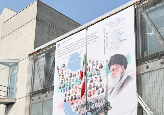 주한이란대사관에 걸린 '하메네이 얼굴' 현수막