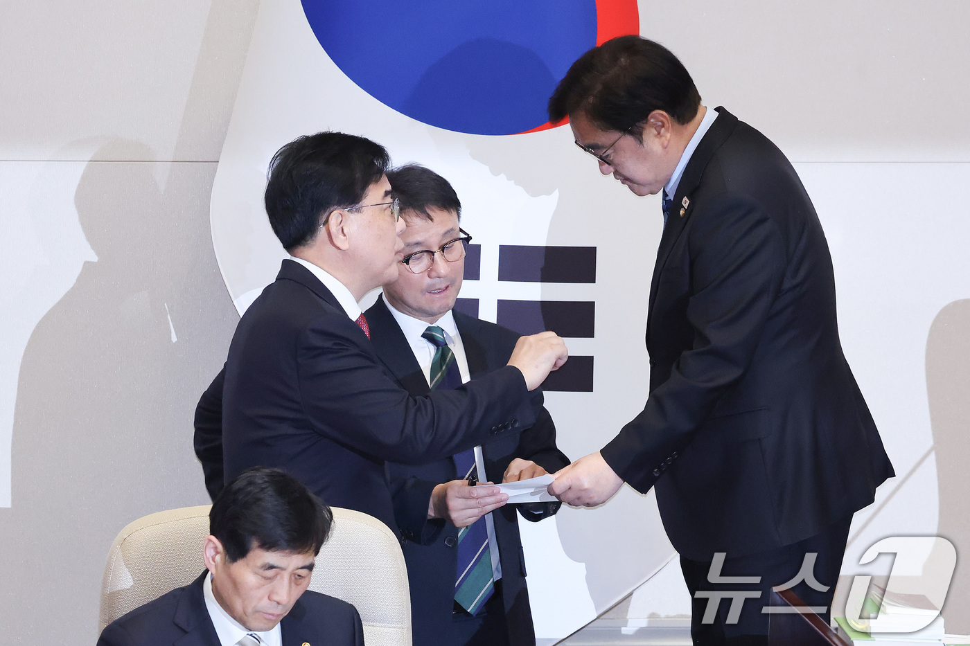 (서울=뉴스1) 신웅수 기자 = 한병도 더불어민주당 원내대표와 송언석 원내대표가 12일 서울 여의도 국회에서 열린 제433회국회(임시회) 제1차 본회의에서 우원식 의장과 대화하고 …