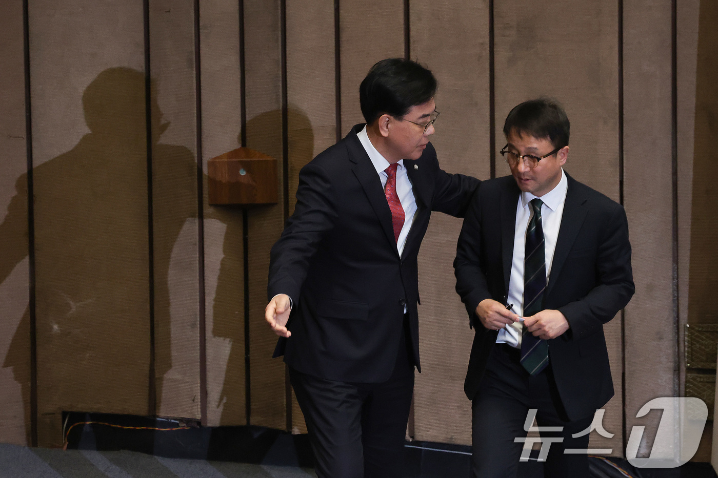 (서울=뉴스1) 신웅수 기자 = 한병도 더불어민주당 원내대표와 송언석 원내대표가 12일 서울 여의도 국회에서 열린 제433회국회(임시회) 제1차 본회의에서 우원식 의장과 대화를 마 …