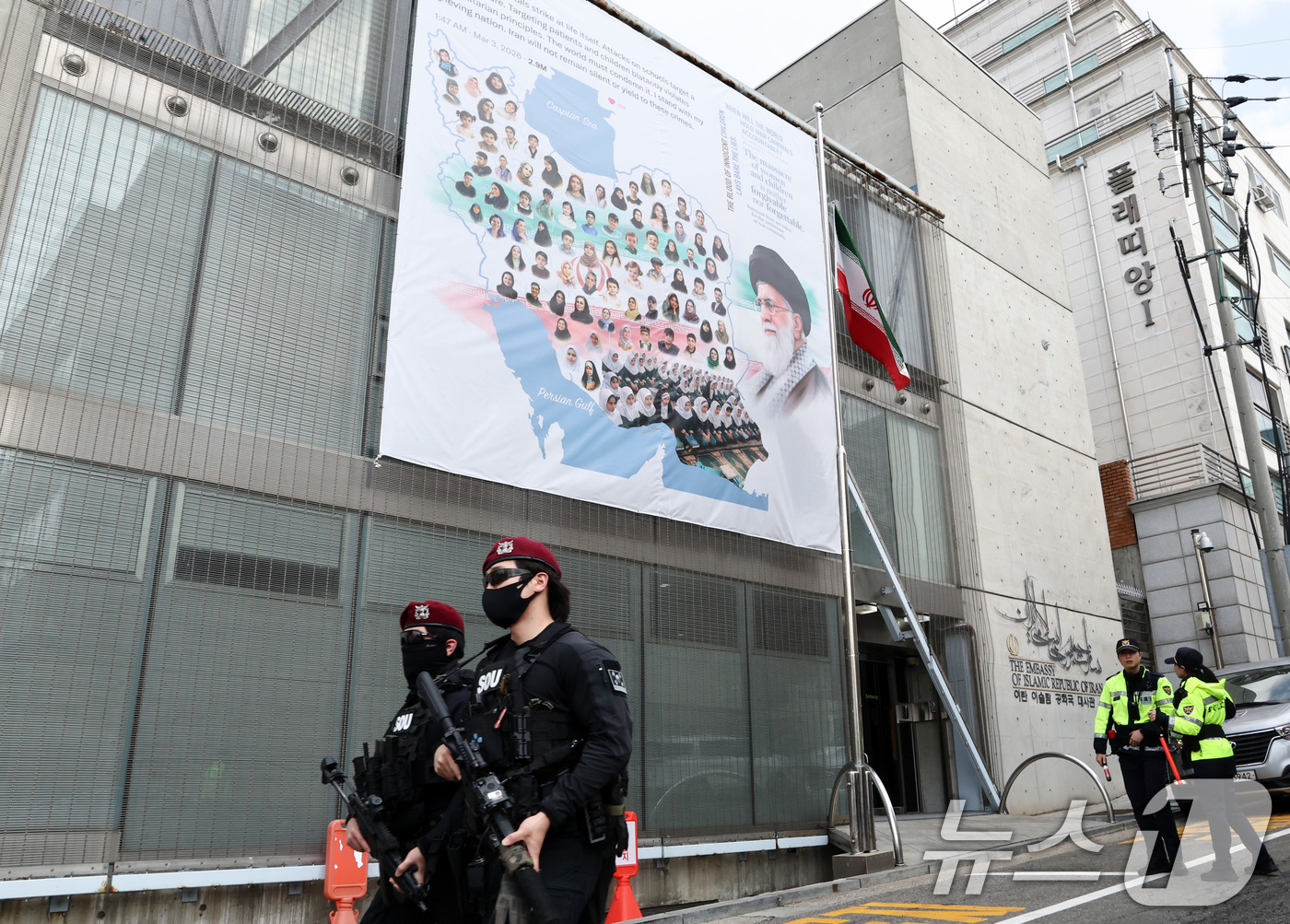 (서울=뉴스1) 최지환 기자 = 12일 서울 용산구 주한 이란대사관 앞을 경찰특공대가 순찰하고 있다. 2026.3.12/뉴스1