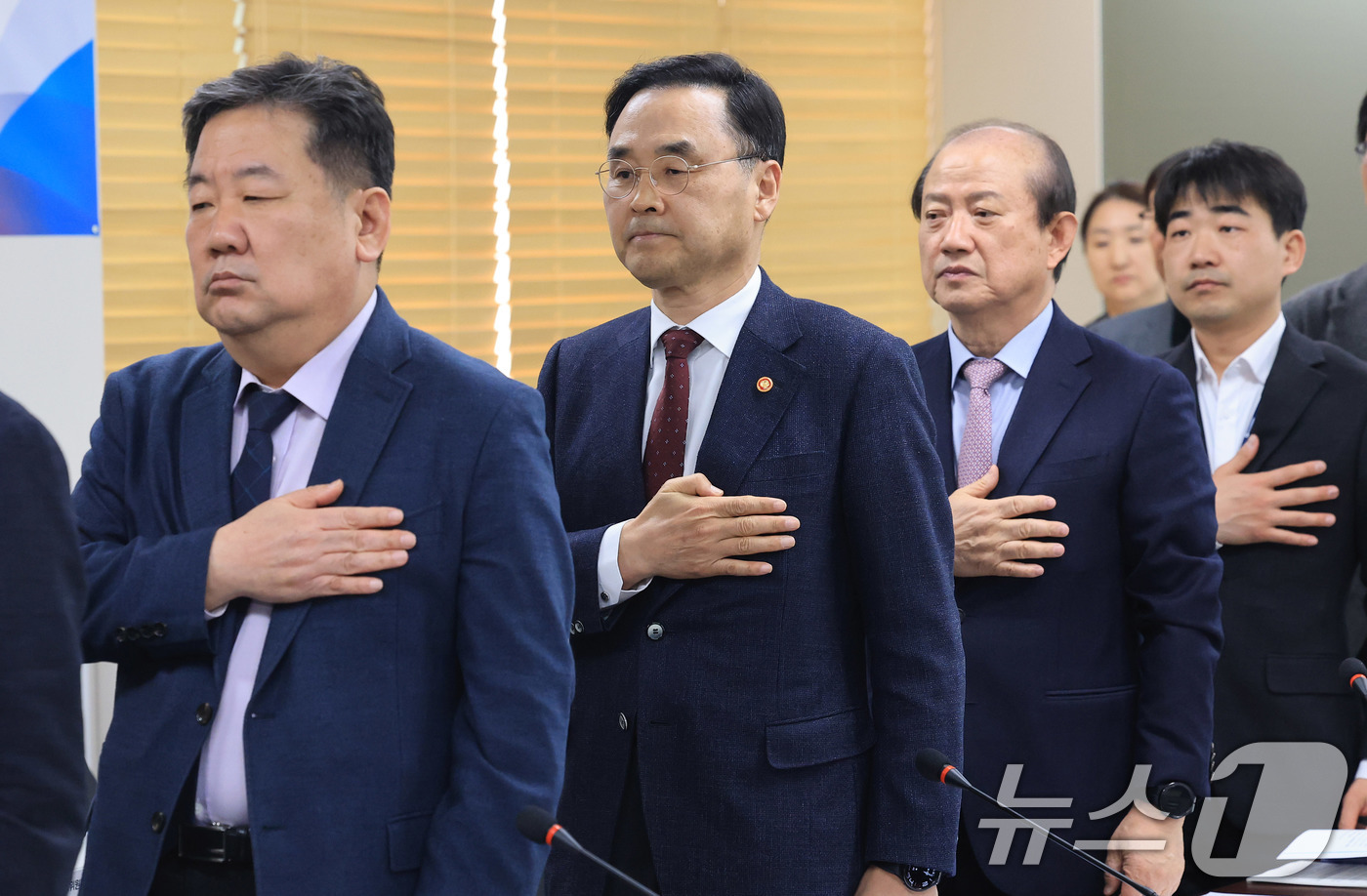 (서울=뉴스1) 임세영 기자 = 차정인 국가교육위원회 위원장(왼쪽 두번째) 및 참석자들이 12일 서울 종로구 정부서울청사에서 열린 국가교육위원회 제66차 회의에서 국민의례를 하고 …