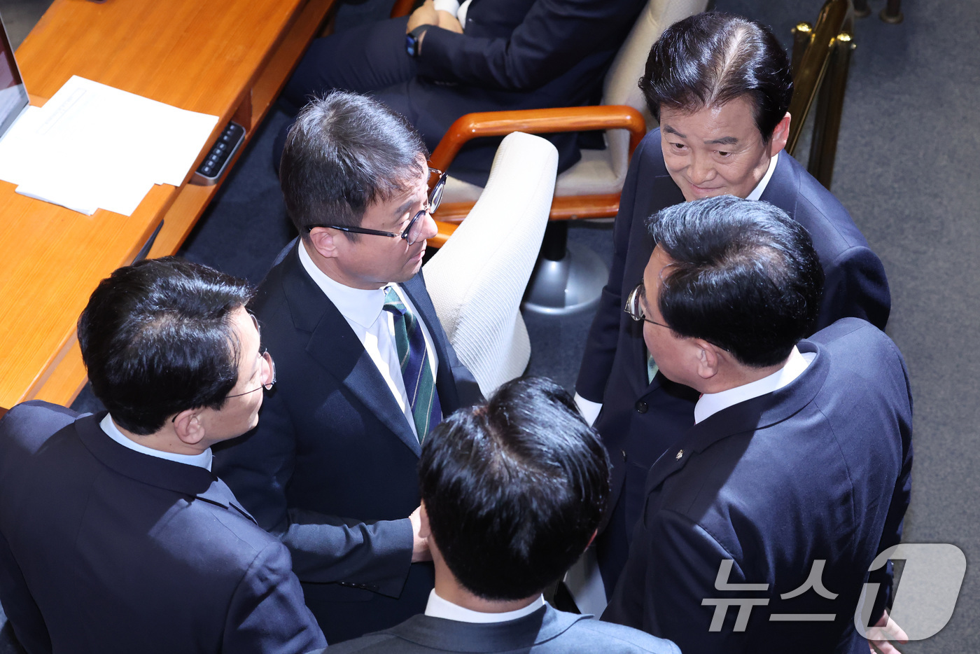 (서울=뉴스1) 신웅수 기자 = 한병도 더불어민주당 원내대표와 송언석 원내대표가 12일 서울 여의도 국회에서 열린 제433회국회(임시회) 제1차 본회의에서 대화하고 있다. 2026 …