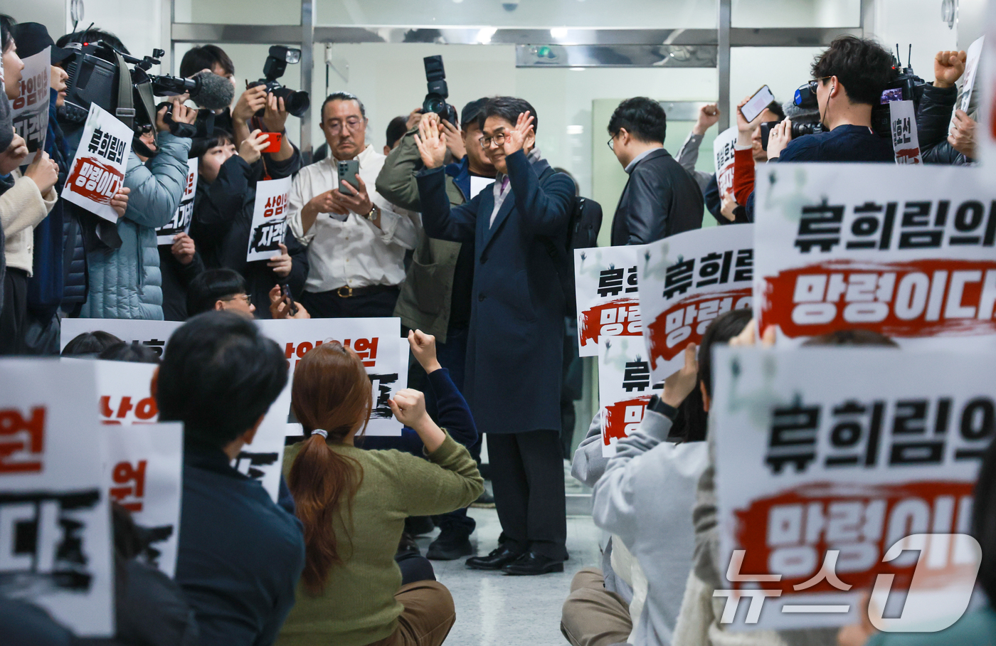 (서울=뉴스1) 안은나 기자 = 전국언론노동조합 조합원들이 12일 오후 서울 양천구 방송미디어통신심의위원회에서 2026년 제1차 방미심위 정기 회의를 앞두고 윤석열 정부 방심위원이 …