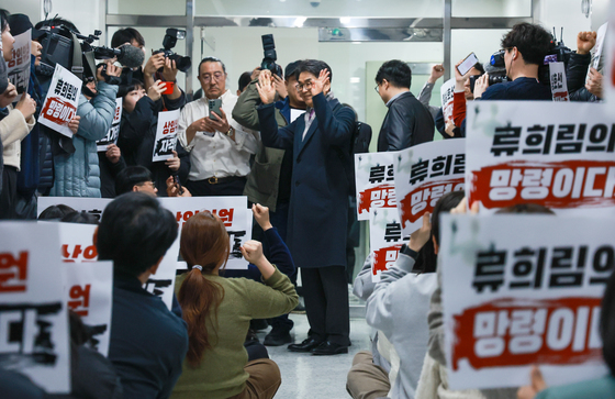 언론노조 구호 속 손 흔드는 김우석 상임위원