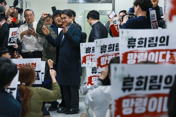 손 흔드는 김우석 상임위원