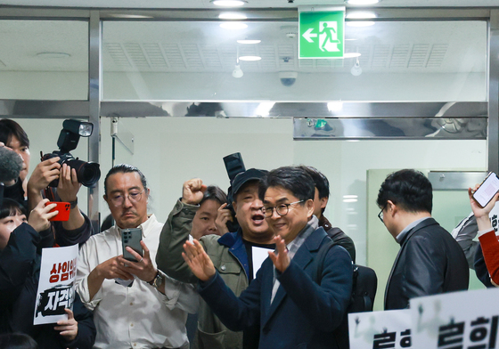 손 흔드는 김우석 상임위원