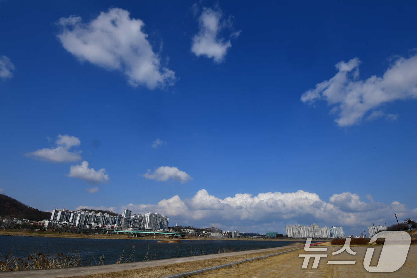 (포항=뉴스1) 최창호 기자 = 12일 오후 경북 포힝시 남구 형산강 위로 푸른 하늘이 펼쳐지고 있다.  2026.3.12/뉴스1