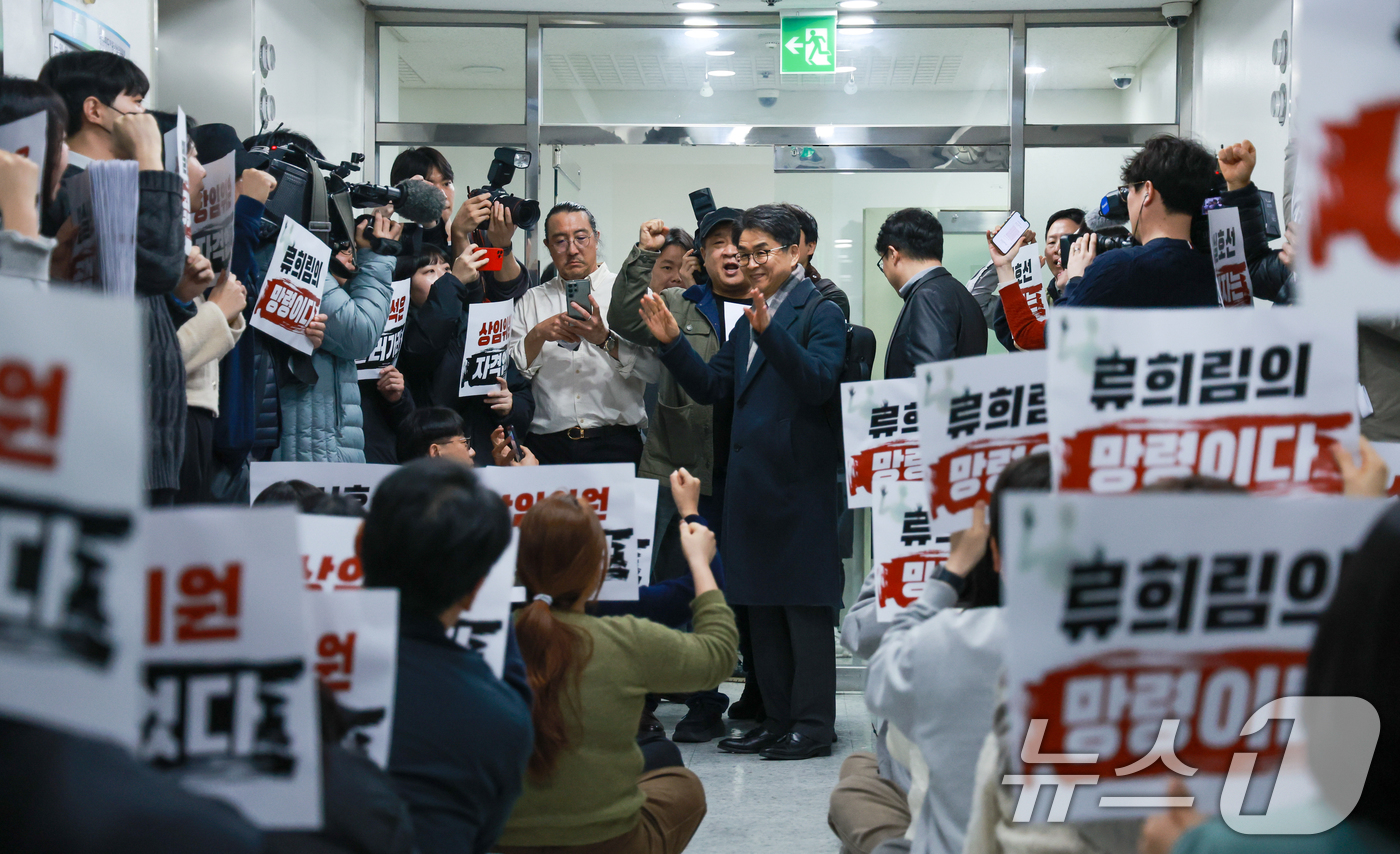 (서울=뉴스1) 안은나 기자 = 전국언론노동조합 조합원들이 12일 오후 서울 양천구 방송미디어통신심의위원회에서 2026년 제1차 방미심위 정기 회의를 앞두고 윤석열 정부 방심위원이 …