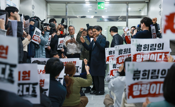 손 흔드는 김우석 상임위원