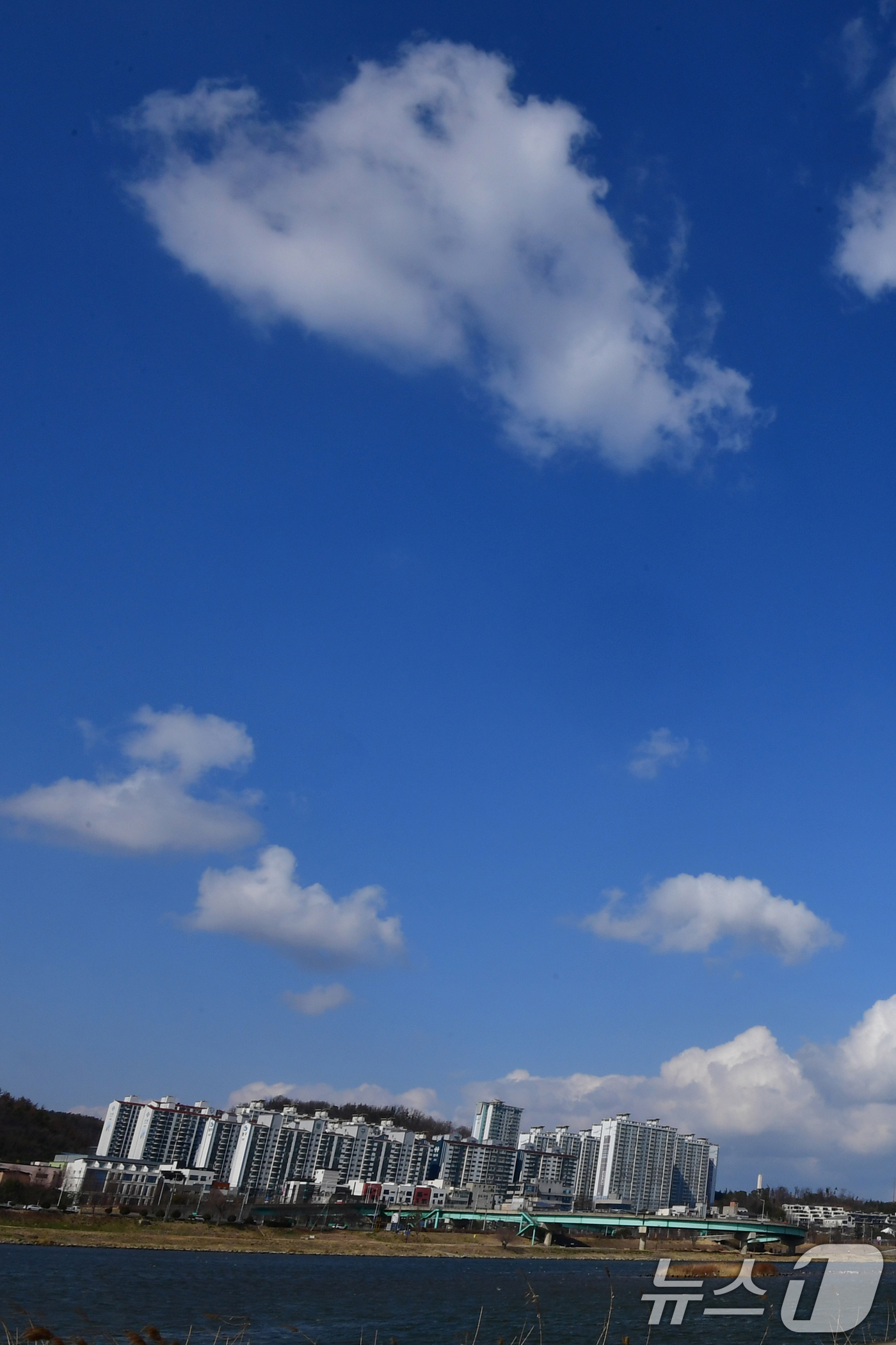 (포항=뉴스1) 최창호 기자 = 12일 오후 경북 포힝시 남구 형산강 위로 푸른 하늘이 펼쳐지고 있다. 2026.3.12/뉴스1